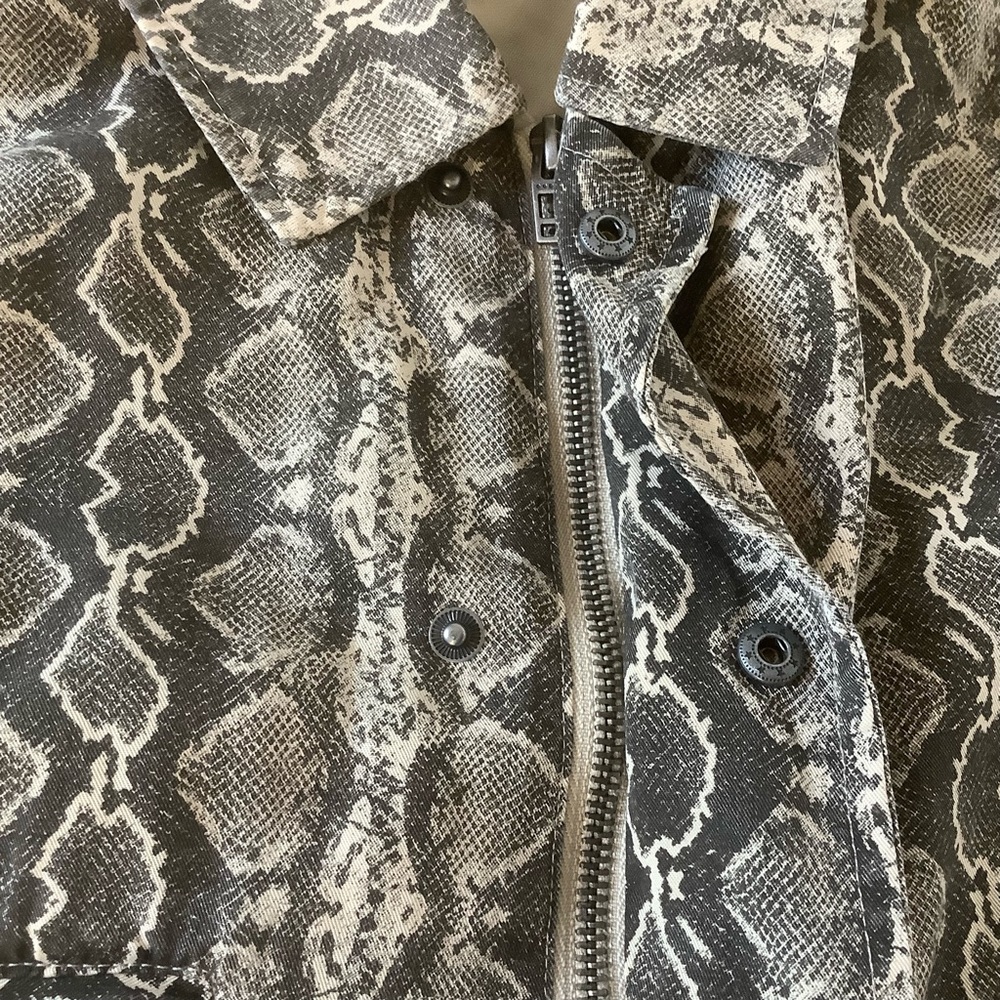 Blank NYC soft snakeskin cropped zipper jacket lightweight size medium - Picture 9 of 9
